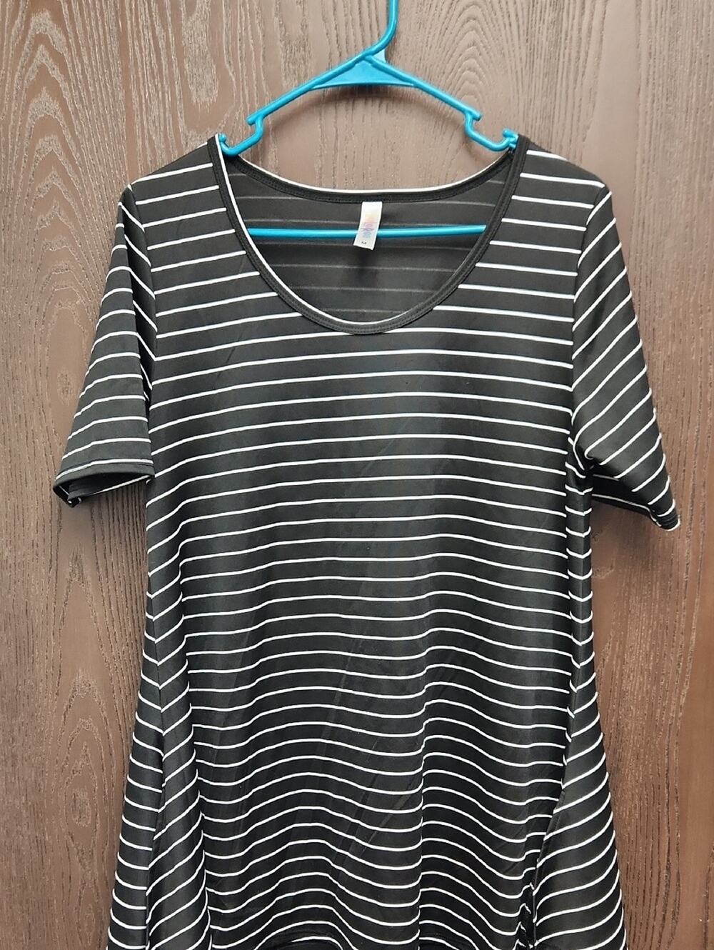 🚨2/$25 or 5/$50🚨LuLaRoe Black and White Striped Scoop Neck Tee